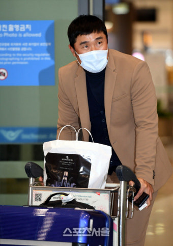 [포토] NC 이호준 코치, 취재진 향해 눈빛 인사