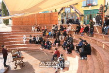 쁘띠프랑스, 코로나19 예방 위해 야외공연 진행