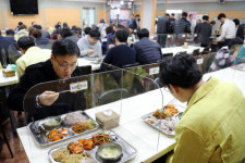 코로나19에 기발한 언택트 문화 속속 등장