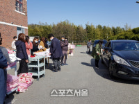 엄사중학교, 교과서 드라이브스루 방식 배부로 많은 호응 받아