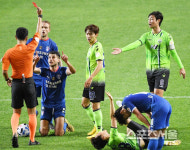 [포토] 수원 안토니스, 레드카드 받게된... 치명적인 파울!
