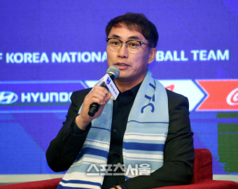 [포토] 김태영 감독 '한번 물면 안놓는 축구 하겠다'