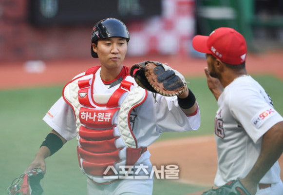 [포토]이적 후 바로 선발출전 SK 이흥련, 공수 맹활약 | 포토뉴스