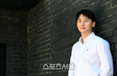 [포토]배우 김준한, '슬의생' 안치홍처럼 반듯하게!