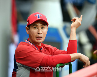 [포토] 송지만 코치 '진지한 표정으로'