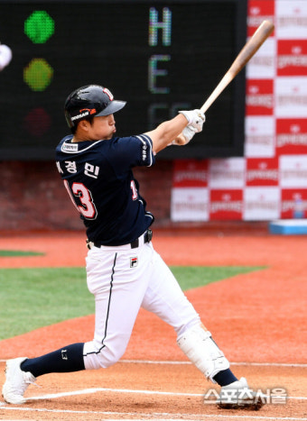 [포토] 두산 허경민, 11-6으로 앞서는 시즌 3호 홈런포!