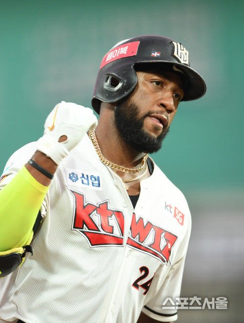 KT 위즈의 외국인 타자 로하스, KBO 리그 역사를 쓰다