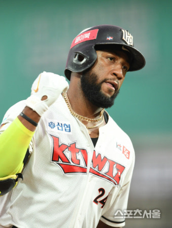 KT 위즈의 외국인 타자 로하스, KBO 리그 역사를 쓰다