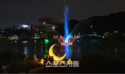 김포시, 한강신도시 호수공원 LED 초승달 포토존 마련