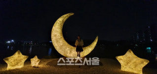 김포시, 한강신도시 호수공원 LED 초승달 포토존 마련