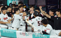 [포토]KT 강백호, 시즌 12호 홈런의 기쁨을 동료들과!