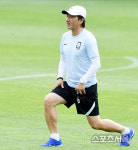 [포토] U16 송경섭 감독, 스트레칭부터~