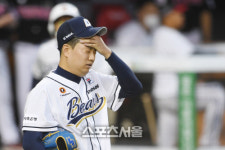 [포토역전 허용한 두산 이영하, 아! 머리야...