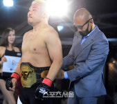 AFC 미들급 잠정챔피언으로 탄생한 바람의 파이터 김재영, 1분이면 충분했다!