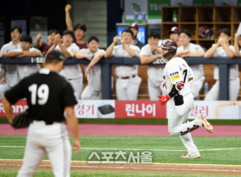 [포토]키움 김하성, LG 고우석 상대 역전 적시타