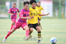 [포토]치열한 볼 다툼 벌이는 광산중 서민영과 광영중 김애리