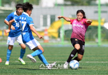 [포토]예성여중 이윤서, 포항항도중 공격 끊는 태클