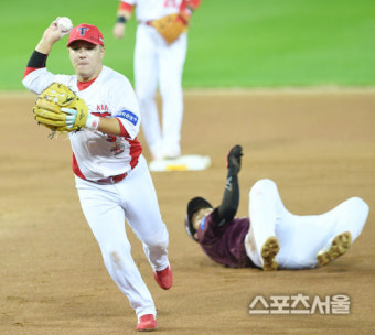 [포토] KIA 김선빈, 하나...더!