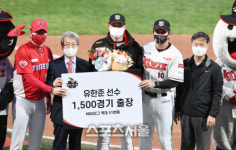 [포토]1500경기 출장 KBO 기념상 수상한 유한준