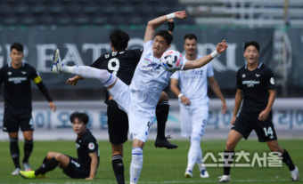 [포토] 인천 문지환 vs 성남 김현성, 덩실~