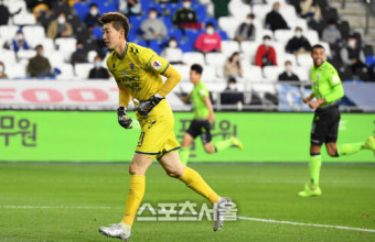[포토]수비 실책에 선제골을 허용한 울산 조현우