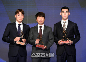 [포토] 손준호-김기동 감독-송민규, MVP-감독상-영플레이어 수상