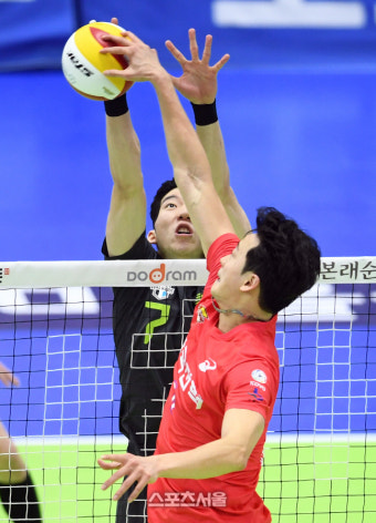 [포토]현대캐피탈 허수봉, 한국전력 황동일 상대로...