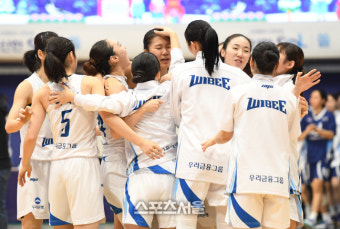 [포토]박혜진-김소니아 61점 우리은행, 신한은행에 1점차 짜릿한 역전승