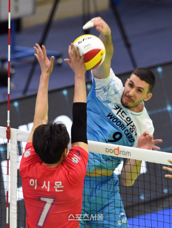 [포토]이시몬의 손에 걸린 알렉스의 공격(한국전력-우리카드)