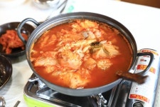 [스포츠서울 고객신뢰도대상: 동해바다곰치국]  뜨근한 국물에 마음까지 힐링되는 곰치국