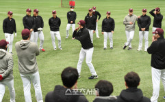[포토]9억팔 키움 신인 장재영의 장기자랑 타임!