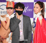 쎄라엔젤 김선영과 김세미, 오늘의 포토타임은 박훈 슈퍼퀸 무대감독과 [포토]