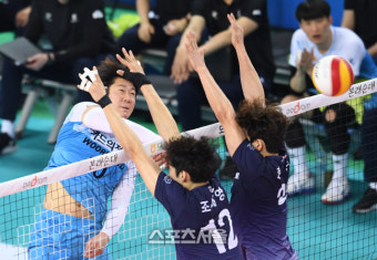 [포토]대한항공의 블로킹 뚫는 우리카드 나경복