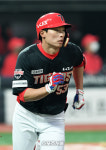 [포토]시즌 첫 홈런 넘긴 KIA 김호령