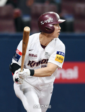 [포토]한화 선발 카펜터 상대로 안타 뽑아내는 키움 김혜성