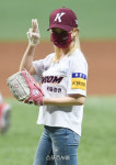 [포토]써드아이 유지의 시구, 사인도 깜찍하게!