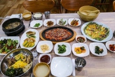 [스포츠서울 고객신뢰도대상: 팔공산식당] 정감 가는 분위기에 여행객 입맛까지 사로잡은 토속음식점