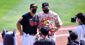은퇴식 채병용, KT 황재균의 꽃다발 축하![포토]