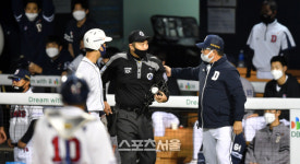 정종수 구심 달래는 김태형 감독[포토]