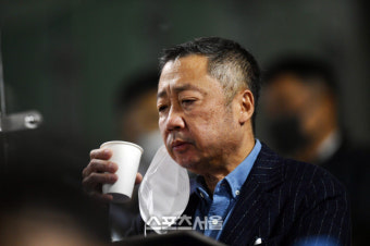 '커피 한잔의 여유' 두산 박정원 구단주[포토]