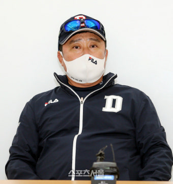 [포토] 답변하는 두산 김태형 감독