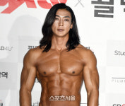 '바위같은 몸' 김현, '여심을 녹이는' 맥스큐 커버모델의 깊은 눈빛! [포토]