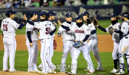 [포토] 두산, 삼성에 완승 거두며 한국시리즈 진출!