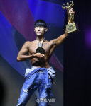 트로피를 들어올리는 IFBB 엘리트 프로 진웨어 1위 이상현, 내가 최고야! [포토]