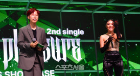 MC 재재와 이야기 나누는  화사[포토]