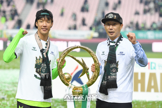 베트남 축구, 한국 감독 김상식의 선물과 소통으로 우승 차지