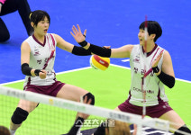 [포토]KGC인삼공사 하효림-이소영, 이 사이로 빠지나...