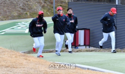 로니와 이야기 나누며 달리기 양현종[포토]