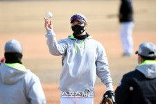 [포토] KT 박병호 가볍게 웜업