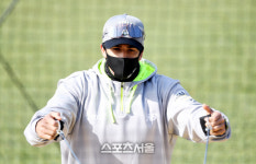 [포토] 쿠에바스 강한 어깨를 위하여